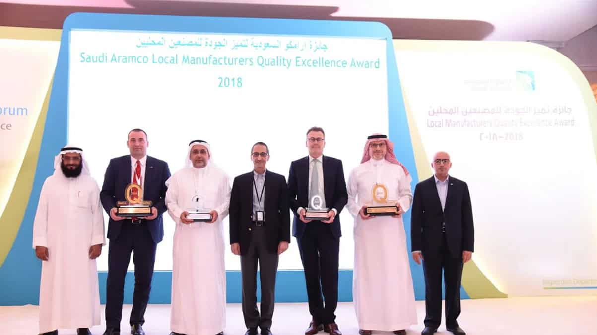 Enhanced image showing Saudi Aramco team receiving the 2018 Local Manufacturers Quality Excellence Award.